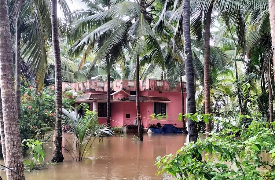 <div class="paragraphs"><p>ಉಡುಪಿಯಲ್ಲಿ ಮುಂದುವರಿದ ಮಳೆ: ಮನೆಗಳಿಗೆ ನುಗ್ಗಿದ ನೀರು</p></div>